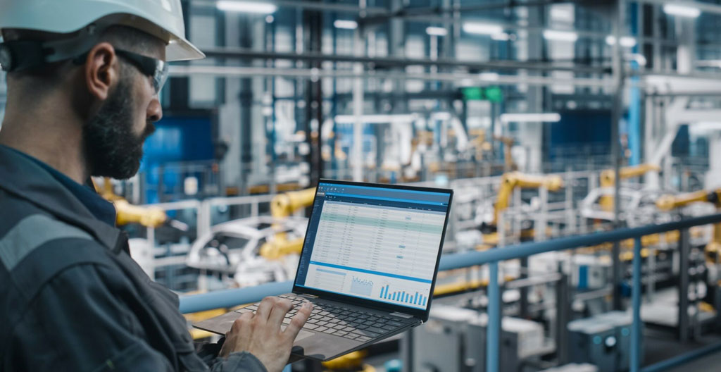 Tablette professionnelle affichant dashboard de gestion de parc avec carte interactive, posée sur plan de chantier avec casque de sécurité et outils métalliques